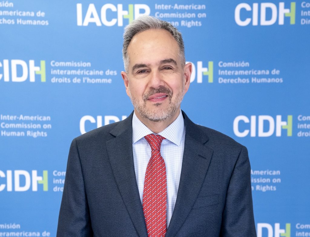 La Comisión Interamericana de Derechos Humanos (CIDH) informa que el Consejo Permanente de la Organización de los Estados Americanos (OEA) eligió a José Luis Caballero Ochoa como Comisionado, y hace propicia la ocasión para darle la bienvenida y desearle el mejor de los éxitos como integrante del pleno de la Comisión. El Comisionado Caballero Ochoa, de nacionalidad mexicana, cuenta con licenciatura, maestría y doctorado en Derecho. Desde hace 25 años se desempeña como académico-investigador en el Departamento de Derecho de la Universidad Iberoamericana, en Ciudad de México, del cual ha sido Coordinador de la Maestría en Derechos Humanos (2007-2011), Procurador de los Derechos Universitarios (2014-2015) y Director (2015-2021). Asimismo, es miembro del Sistema Nacional de Investigadores del Consejo Nacional de Ciencia, Humanidades y Tecnología de México, desde 2009. Su perspectiva como investigador se ha plasmado en una relevante obra escrita, que comprende casi un centenar de capítulos de libros y artículos en revistas especializadas. Así como libros publicados en editoriales jurídicas con alto reconocimiento internacional. Desde 2021, el Comisionado pertenece a la Comisión Internacional de Juristas y ha formado parte de consejos técnicos y ciudadanos que definen líneas de acción de instituciones públicas en el respeto, la garantía y la promoción de derechos humanos. Ha conducido su trayectoria laboral entre la práctica docente, la investigación, la consultoría técnica con perspectiva de incidencia en la transformación de las instituciones públicas, el marco normativo, y la interpretación constitucional en relación con los derechos humanos. El cargo de Comisionado que asume José Luis Caballero se extiende hasta el 31 de diciembre de 2025. Su candidatura fue presentada por el Estado de México en julio pasado, luego de la renuncia de Joel Hernández García, quien dejó el cargo de Comisionado durante su segundo mandato, tras haber sido designado Subsecretario para Asuntos Multilaterales y Derechos Humanos de la Cancillería mexicana. La CIDH es un órgano principal y autónomo de la Organización de los Estados Americanos (OEA), cuyo mandato surge de la Carta de la OEA y de la Convención Americana sobre Derechos Humanos. La Comisión Interamericana tiene el mandato de promover la observancia y la defensa de los derechos humanos en la región y actúa como órgano consultivo de la OEA en la materia. La CIDH está integrada por siete miembros independientes que son elegidos por la Asamblea General de la OEA a título personal, y no representan sus países de origen o residencia.