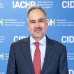 La Comisión Interamericana de Derechos Humanos (CIDH) informa que el Consejo Permanente de la Organización de los Estados Americanos (OEA) eligió a José Luis Caballero Ochoa como Comisionado, y hace propicia la ocasión para darle la bienvenida y desearle el mejor de los éxitos como integrante del pleno de la Comisión. El Comisionado Caballero Ochoa, de nacionalidad mexicana, cuenta con licenciatura, maestría y doctorado en Derecho. Desde hace 25 años se desempeña como académico-investigador en el Departamento de Derecho de la Universidad Iberoamericana, en Ciudad de México, del cual ha sido Coordinador de la Maestría en Derechos Humanos (2007-2011), Procurador de los Derechos Universitarios (2014-2015) y Director (2015-2021). Asimismo, es miembro del Sistema Nacional de Investigadores del Consejo Nacional de Ciencia, Humanidades y Tecnología de México, desde 2009. Su perspectiva como investigador se ha plasmado en una relevante obra escrita, que comprende casi un centenar de capítulos de libros y artículos en revistas especializadas. Así como libros publicados en editoriales jurídicas con alto reconocimiento internacional. Desde 2021, el Comisionado pertenece a la Comisión Internacional de Juristas y ha formado parte de consejos técnicos y ciudadanos que definen líneas de acción de instituciones públicas en el respeto, la garantía y la promoción de derechos humanos. Ha conducido su trayectoria laboral entre la práctica docente, la investigación, la consultoría técnica con perspectiva de incidencia en la transformación de las instituciones públicas, el marco normativo, y la interpretación constitucional en relación con los derechos humanos. El cargo de Comisionado que asume José Luis Caballero se extiende hasta el 31 de diciembre de 2025. Su candidatura fue presentada por el Estado de México en julio pasado, luego de la renuncia de Joel Hernández García, quien dejó el cargo de Comisionado durante su segundo mandato, tras haber sido designado Subsecretario para Asuntos Multilaterales y Derechos Humanos de la Cancillería mexicana. La CIDH es un órgano principal y autónomo de la Organización de los Estados Americanos (OEA), cuyo mandato surge de la Carta de la OEA y de la Convención Americana sobre Derechos Humanos. La Comisión Interamericana tiene el mandato de promover la observancia y la defensa de los derechos humanos en la región y actúa como órgano consultivo de la OEA en la materia. La CIDH está integrada por siete miembros independientes que son elegidos por la Asamblea General de la OEA a título personal, y no representan sus países de origen o residencia.